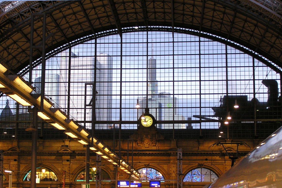 Bahnhof Frankfurt mit blick auf die Stadt